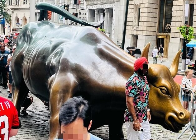 Why Do Some Public Sculptures Become Landmarks?