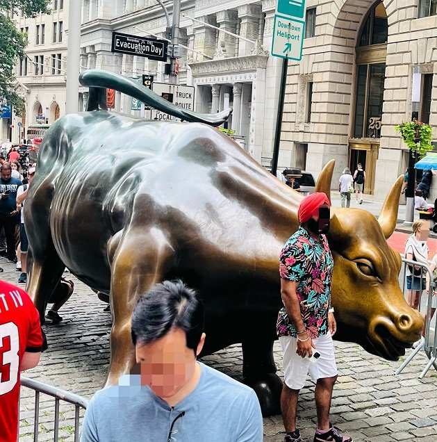 Why Do Some Public Sculptures Become Landmarks?
